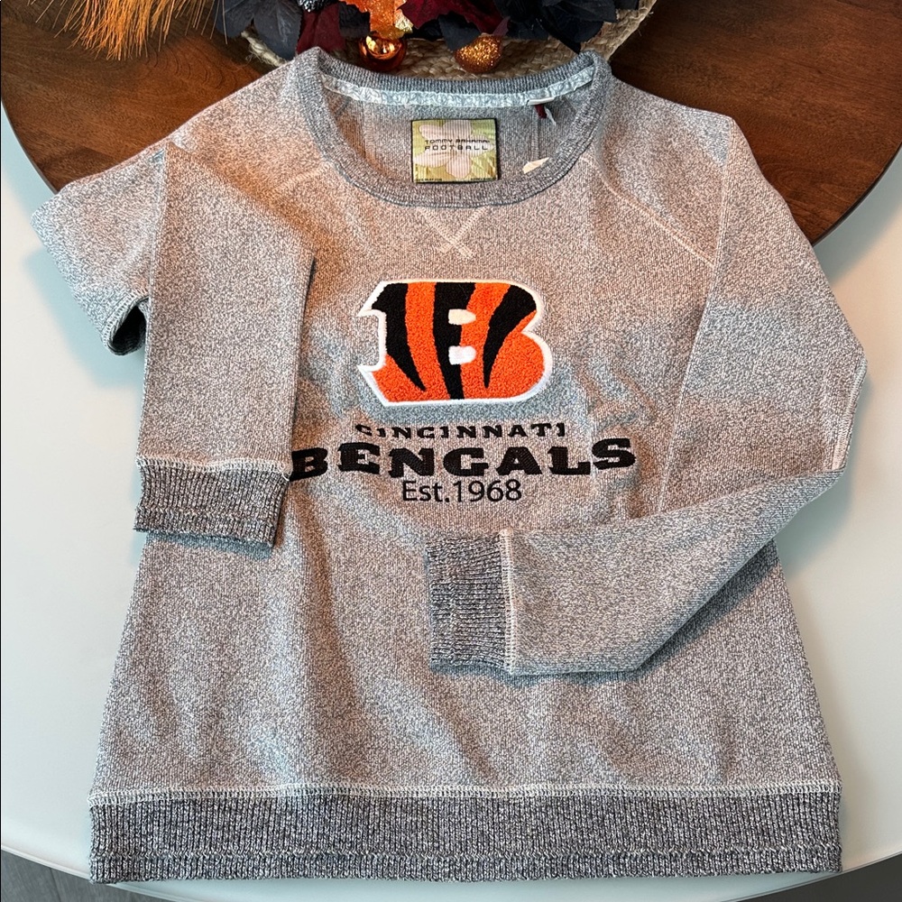 🐯NWT🐯Tommy Bahama Gray and Orange Sweatshirt